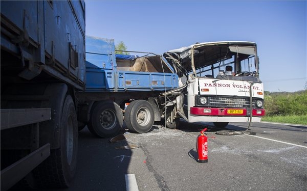 Halálos baleset Mánfánál - Megindult a forgalom a 66-os úton