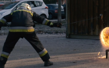 Óriási lángokkal égett egy konténer a fehérvári Skála parkolójában