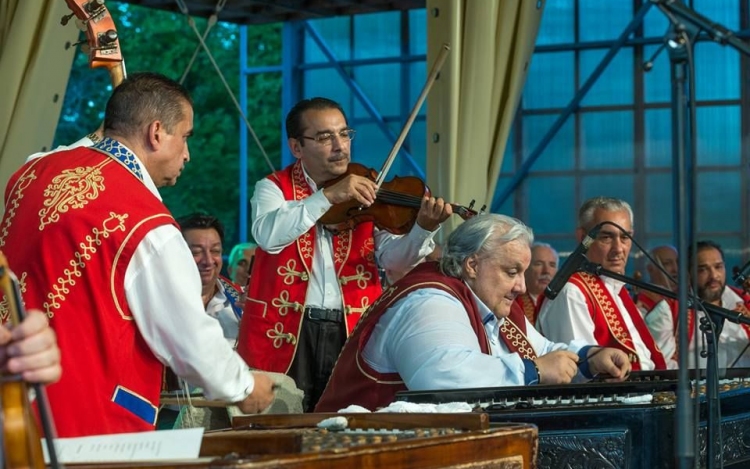 Operettkoktél és a 100 Tagú Cigányzenekar a Feketehegy-Szárazréti Kultúrudvarban