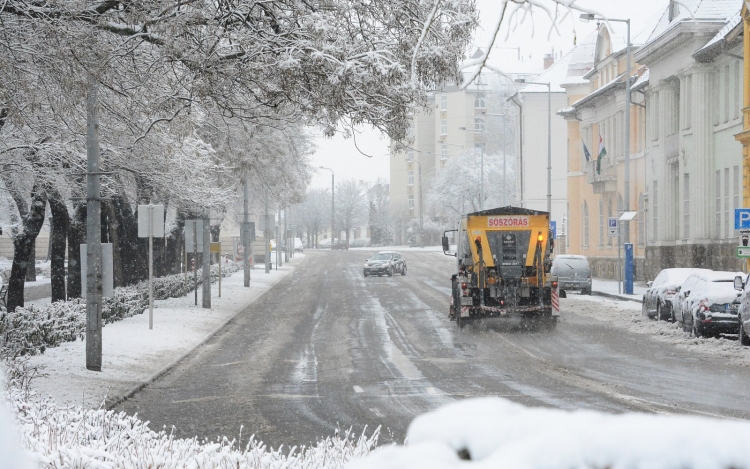 Folyamatosan dolgoznak az utak és a járdák takarításán Székesfehérváron