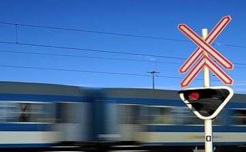 Trabant ütközött vonattal Bakonygyirótnál, a sofőr meghalt