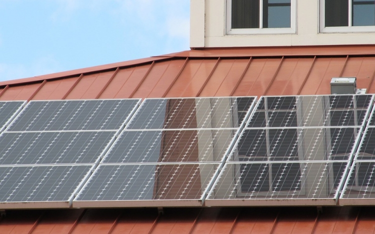 Több ezer napelemet telepítenek a háztartások