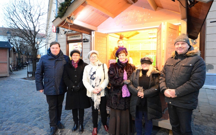 Megnyitott a Szeretetházikó - december 14-ig várják a Városház téren az adományokat