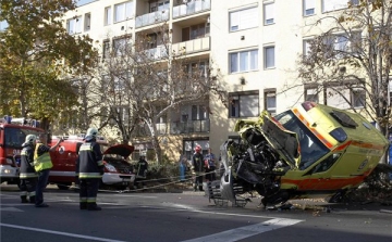 Mentőautó és személygépkocsi ütközött Szolnokon, hatan megsérültek