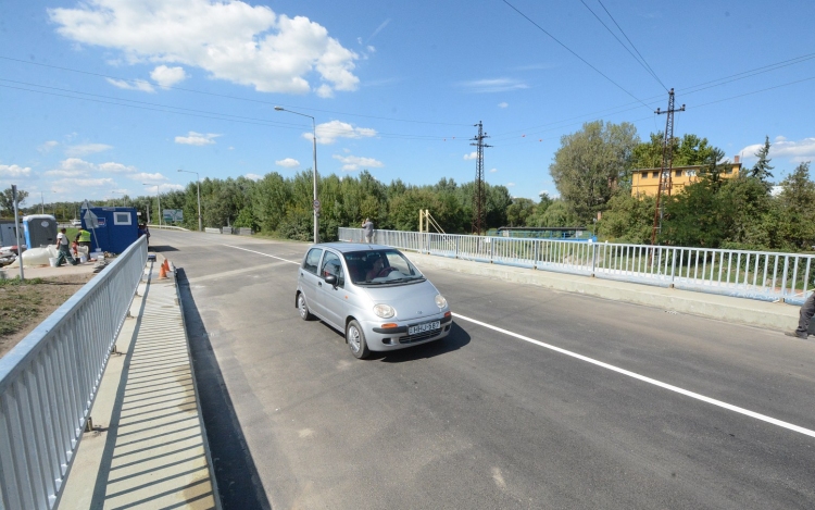 Megnyitották - újra lehet közlekedni a Palotai úti Gaja-hídon