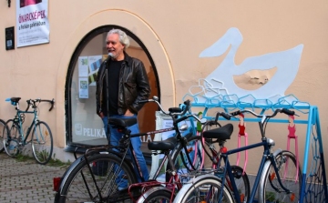 Irodalmi biciklitúra a FIN-en – újraavatták Garami Richárd alkotásait