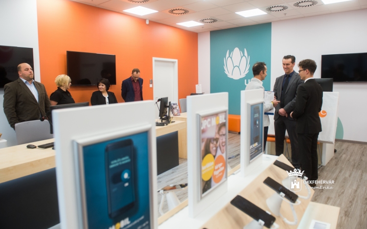 Átadták a UPC új fehérvári üzletét az Alba Plázában