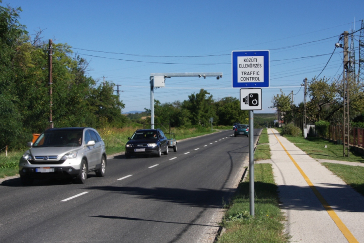 Tényleg tilos villogással előre jelezni a traffipaxot?