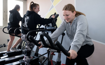 Sporteszközökkel bővültek a lánykollégium kondiszobái