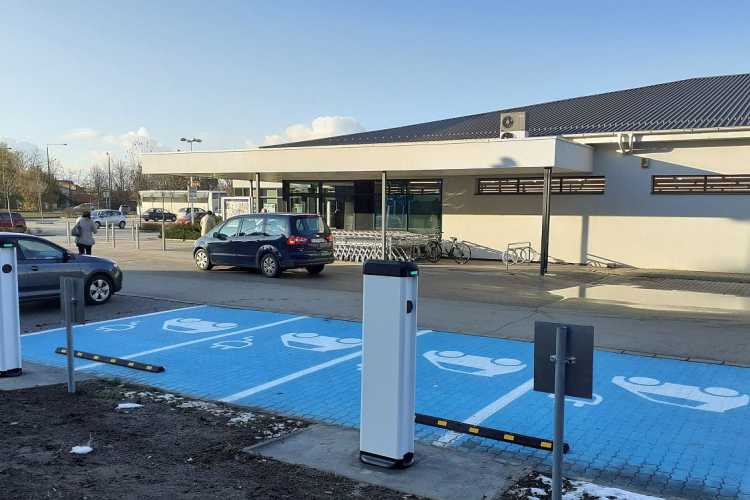 Négy új, ingyenes e-töltőt adott át Székesfehérváron az ALDI