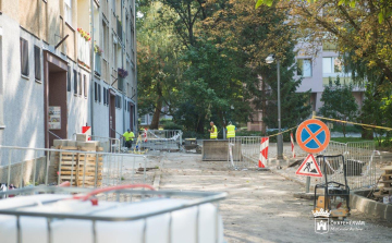 Elkezdődött a Deák Ferenc utca belső útjainak, járdáinak és parkolóinak felújtása