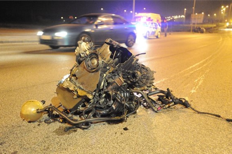 Villanyoszlopnak ütközött egy autó Budapesten, kiszakadt a motorja