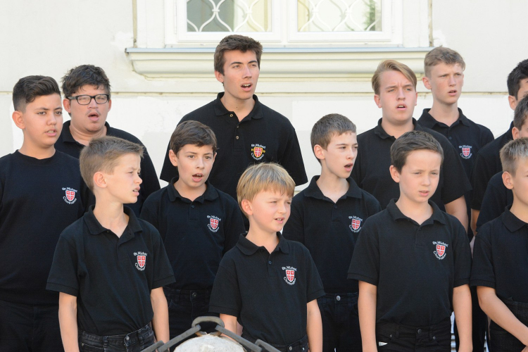 Schwäbisch Gmündi fiúkórus a városházán - énekkel köszöntötték a fehérváriakat