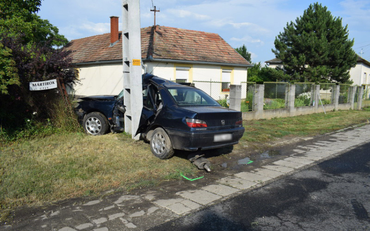 Nem tudta bevenni a kanyart, villanyoszlopnak ütközött az abai férfi Szabadbattyánban