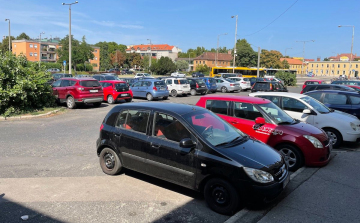 Teljesen megváltozik a vasútállomás előtti parkoló működése a jövő héttől