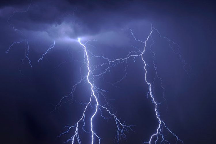 Villám csapott a Balatonba - öt fürdőző sérült meg