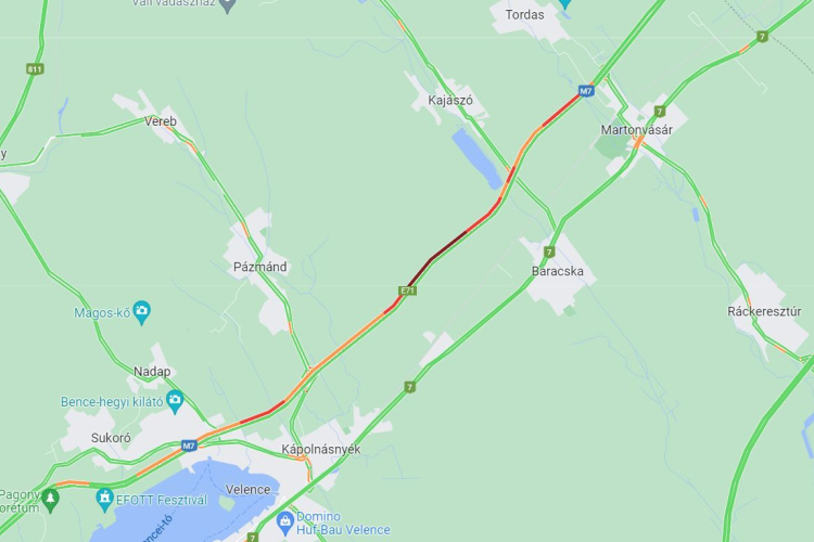 Javítják a szalagkorlátot, ezért torlódik az M7-es Velencénél