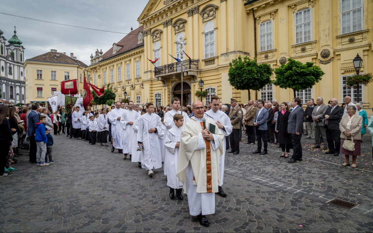 Vasárnap lesz Székesfehérvár közös Úrnapi körmenete a Belvárosban