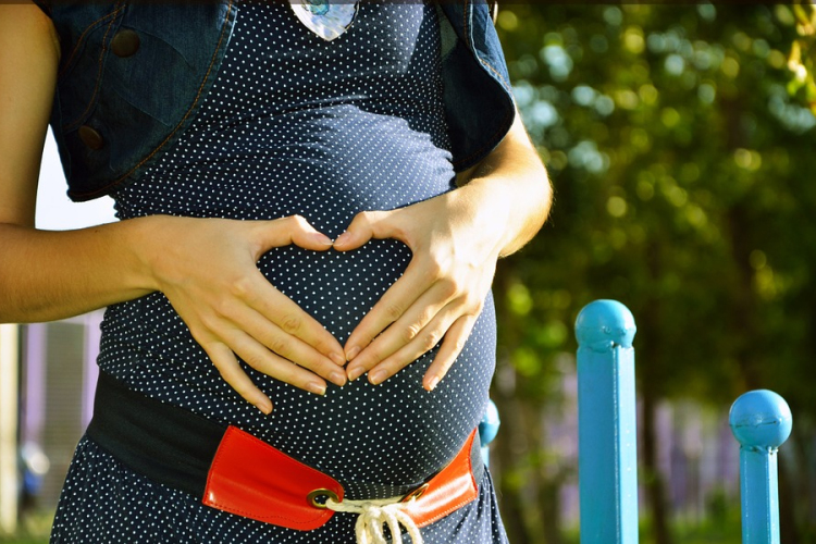 Átalagosan 29 évesen szülik első gyermeküket a nők az unióban