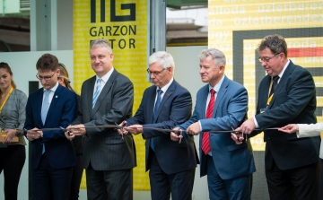 Új, automatizált gyártósort avattak a székesfehérvári Garzon Bútornál