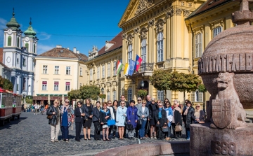 A Magyarországra akkreditált nagykövetek hozzátartozói ismerkedtek a királyi várossal