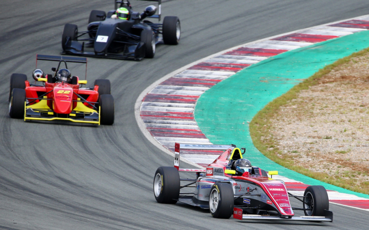 Újabb futamgyőzelmekért lép pályára a Gender Racing Team 