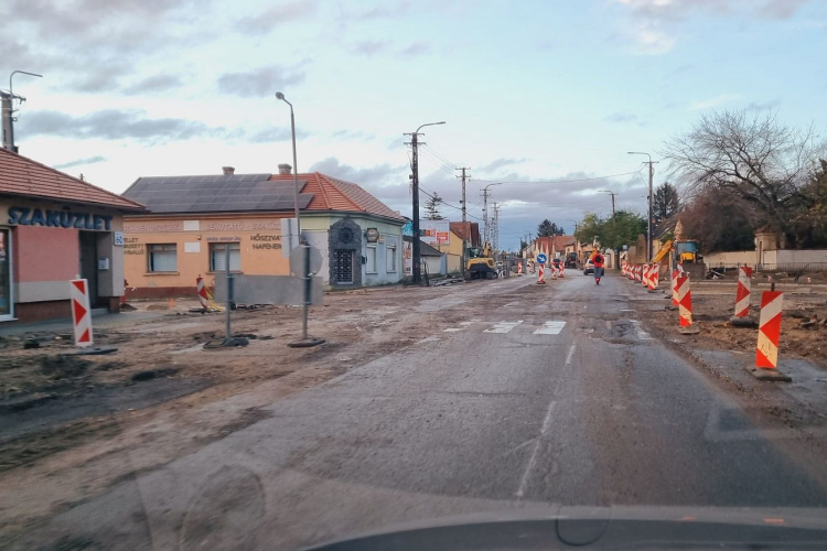 Jelzőlámpás forgalomirányítás a felújítás miatt csütörtöktől a Móri úton