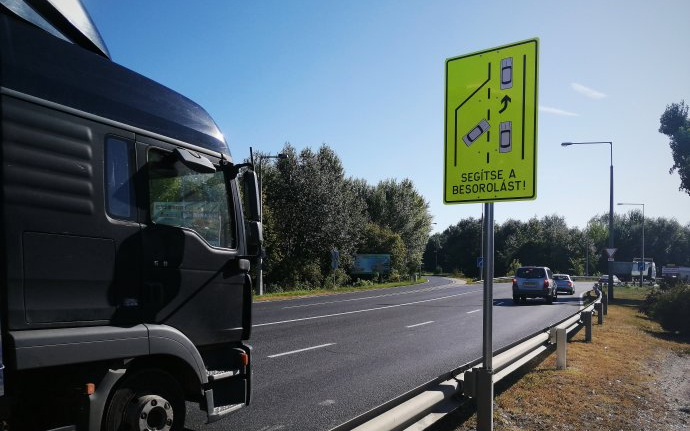 Új táblákat helyeztek ki az Új Csóri úti és az Auchan körforgalomhoz a torlódások csökkentéséért