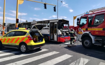 Kamion és busz ütközött Székesfehérváron