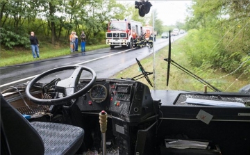 Busz és kamion ütközött a 471-es főúton Szabolcsban