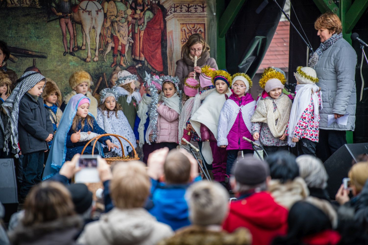 MESEKÖNYVET KAPTAK AJÁNDÉKBA A VÁROS NAGYCSOPORTOS ÓVODÁSAI