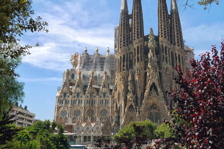 136 évvel az alapkőletétel után kap építési engedélyt a Sagrada Familia