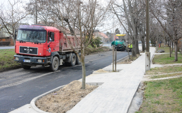 Elkezdődött az aszfaltozás az Adonyi út  zsákutca szakaszán