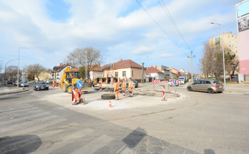 Jövő héten aszfaltoznak a Berényin az új körforgalomnál és a Zombori úton is