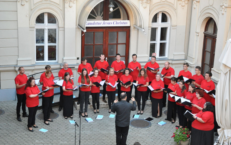 Nyáresti kórusmuzsika hangjai töltötték be a Liszt Ferenc utcát