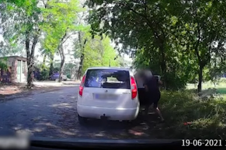 Két tolvaj buktatott le egy autó - VIDEÓ