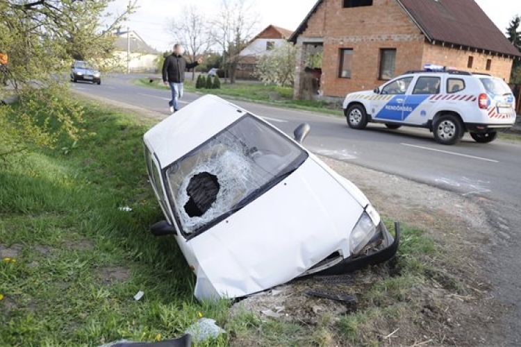 Halálos baleset Pest megyében - árokba hajtott egy autós