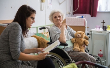 Mesélj egy szép történetet – idősek otthonában jótékonykodtak az önkéntesek