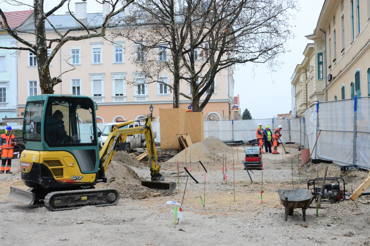 JÓL HALADNAK AZ ORSZÁGZÁSZLÓ TÉR FELÚJÍTÁSÁVAL