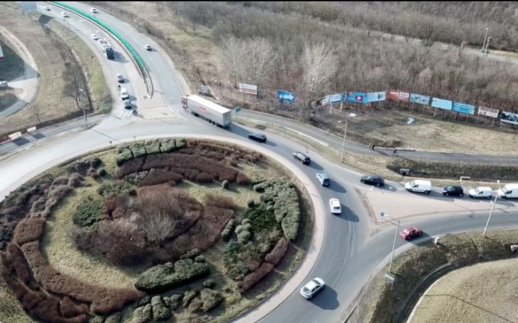 Elhalasztják az Auchan-körforgalom bővítését