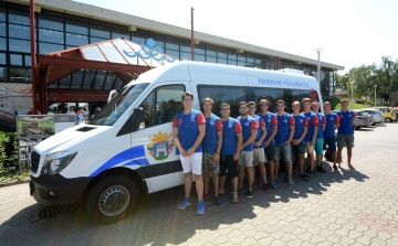 Új csapatbusszal utazhatnak a fehérvári vízilabdázók