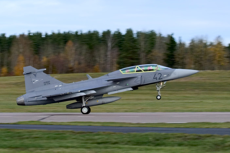 Biztonsági okokból Debrecenben szállt le egy Gripen vadászgép