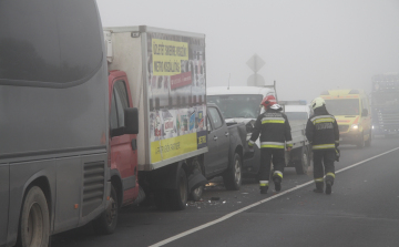 Ketten is megsérültek a 62-esen a reggeli balesetben