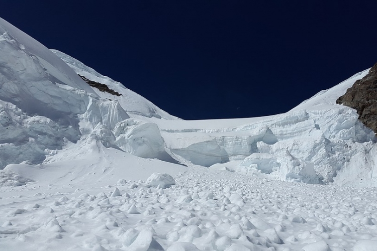 Elsodort a lavina három hegymászót a Kelemen-havasokban, egyikük túlélte, kettőt keresnek