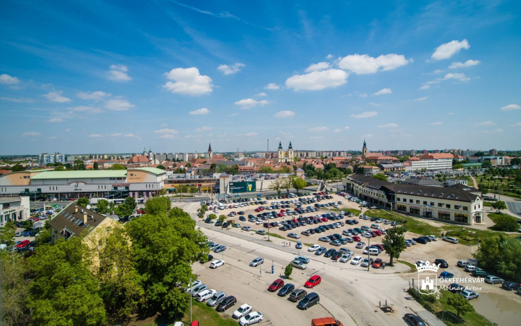 Világmárkákkal bővülhet a Plaza kínálata, új parkolóhelyek létesülnek a belvárosban