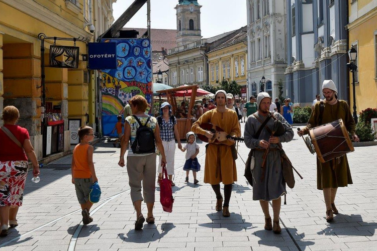 Táncok a nagyvilágból, középkori forgatag, koronázás és könnyűzenei koncertek