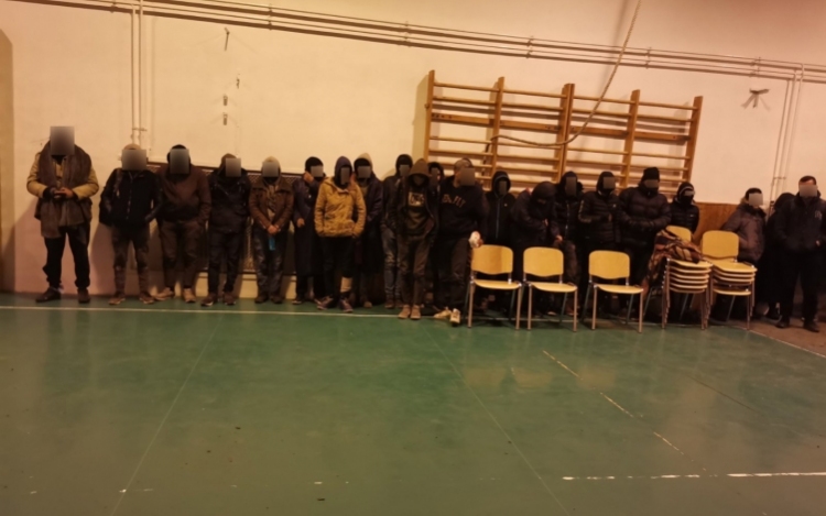 29 illegális migránst szállító embercsempészt fogtak az M7-esen