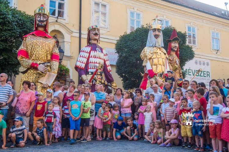 Királyok a Belvárosban - szombaton Géza fejedelem, Sarolt és Szent István a Fő utcán