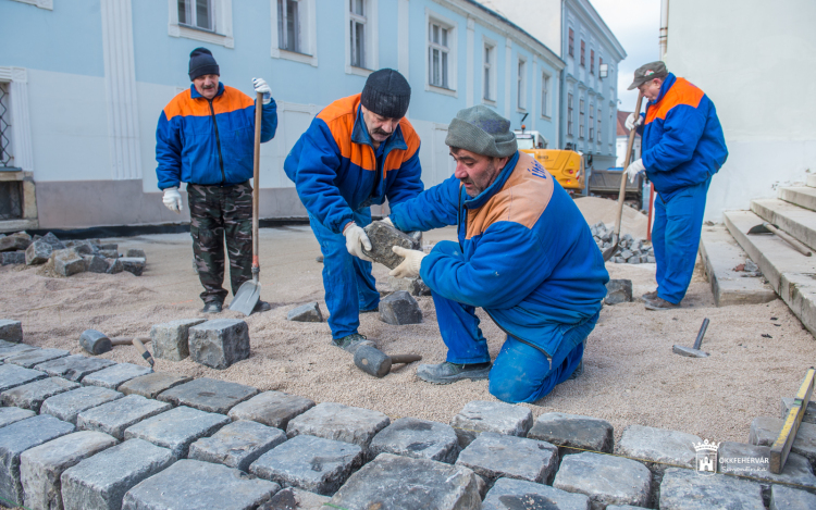 MÁR A KOCKAKÖVEKET RAKJA A KIVITELEZŐ AZ ARANY JÁNOS UTCÁBAN