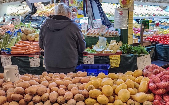 A látszat csal, vagy tényleg esnek az árak a boltokban? 